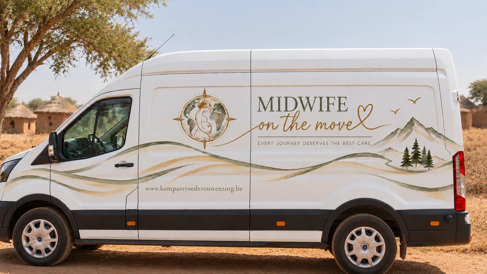 KOMPAS Midwife on the Move bus in een droge landelijke omgeving